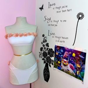 Padded 
Strapless flower 🌸 Bikini